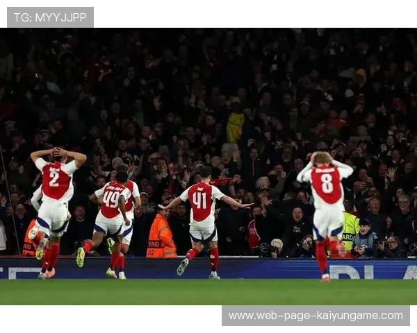 任意球精准绕过人墙直挂上角收获荣耀——足球场上的艺术与精神